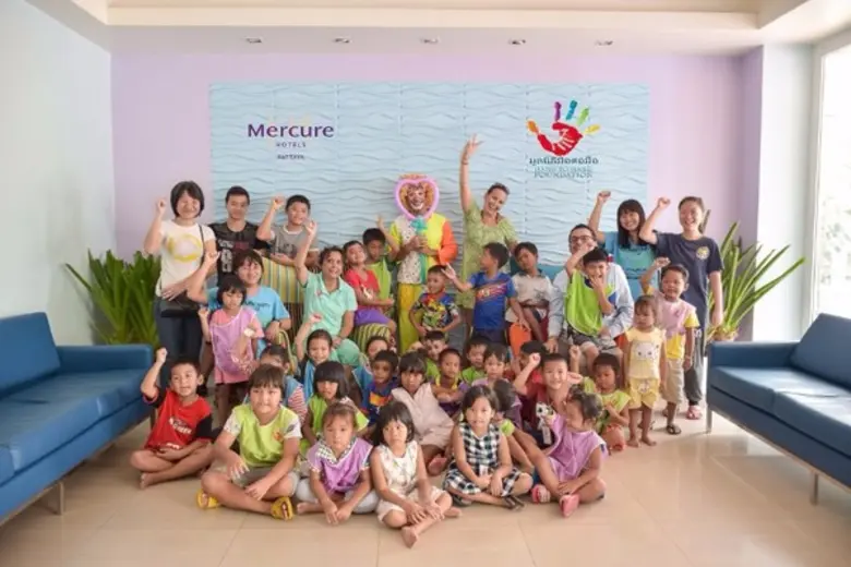 กิจกรรมเพื่อสังคมกับมูลนิธิมือต่อมือ ที่โรงแรมเมอร์เคียวพัทยา