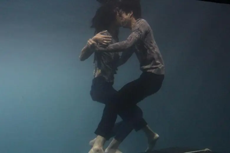 “ไบร์ท” โชว์หวาน ขโมยจุ๊บใต้น้ำ “เพลงขวัญ”