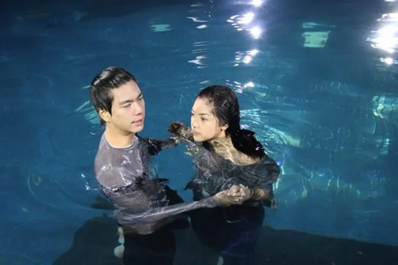 “ไบร์ท” โชว์หวาน ขโมยจุ๊บใต้น้ำ “เพลงขวัญ”