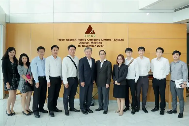 นายชัยวัฒน์ ศรีวรรณวัฒน์ (ที่ 6 ซ้าย) กรร...