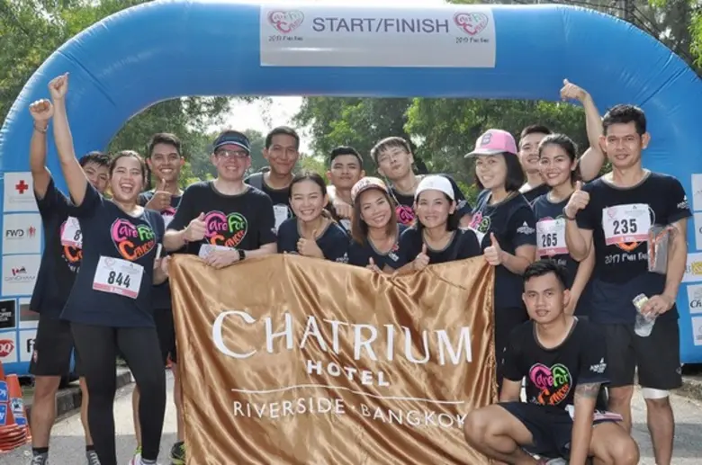 มร. แพทริค มันเธะ (แถวหน้า ที่ 2 จากซ้าย)...