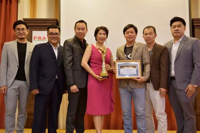 นางสุดา ประกฤติพงศ์ (คนกลาง) ประธานกรรมกา...