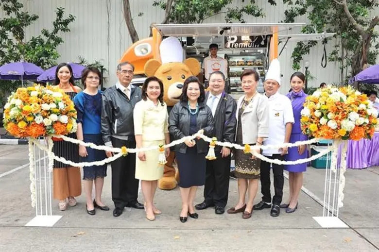 นางอุษณีย์ แสงสิงแก้ว (ที่ 5 จากซ้าย) รัก...