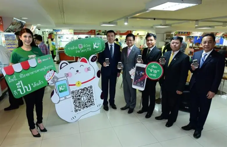 นายสุวัฒน์ เตชะวัฒนวรรณา (ซ้าย) รองกรรมกา...