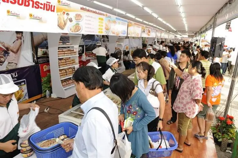 นายอดิศร์ กฤษณวงศ์ รองกรรมการผู้จัดการอาว...