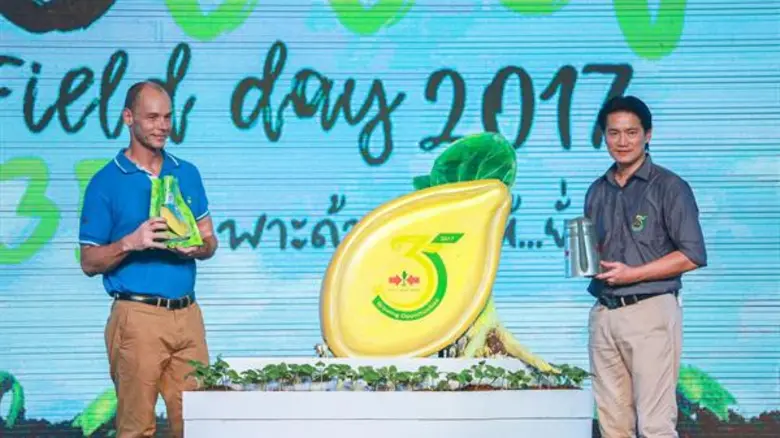 ประเทศไทย ภายใต้แบรนด์ ตราศรแดง โดย มร.เบ...