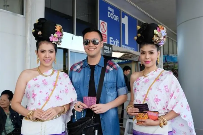 3 พิธีกร“ตกมันส์บันเทิง” พาผู้โชคดีบินรับหนาวแรก แอ่วโครงการหลวง ปิดทริปเซอร์ไพรส์หนักจาก “เป๊ก ผลิตโชค” ฉลอง 15 ปีคาเฟ่อเมซอน