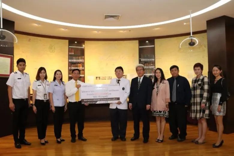 แอร์พอร์ต เรล ลิงก์ พร้อมหน่วยงานพันธมิตรเข้ามอบเงินจากโครงการ “ทุ่งดาวเรือง รวมใจภักดิ์” ให้แก่ “ศิริราชมูลนิธิ”