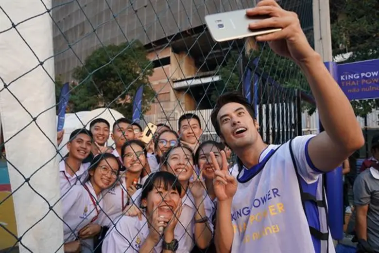 บอย ปกรณ์ ควง ดีเจ เชา เชา ดวลแข้ง สุดมันส์ฟุตบอลนัดพิเศษ ในงาน คิง เพาเวอร์ มอบสนามฟุตบอลหญ้าเทียมมาตรฐานสากลแห่งแรก