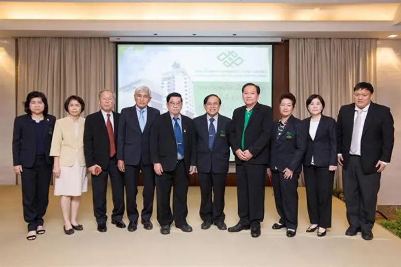 ศ.ดร.นพ. สมศักดิ์ โล่ห์เลขา (ที่ 5 จากซ้า...