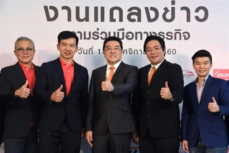 นายธีรชาติ จิรจรัสพร (กลาง) ผู้ช่วยกรรมกา...