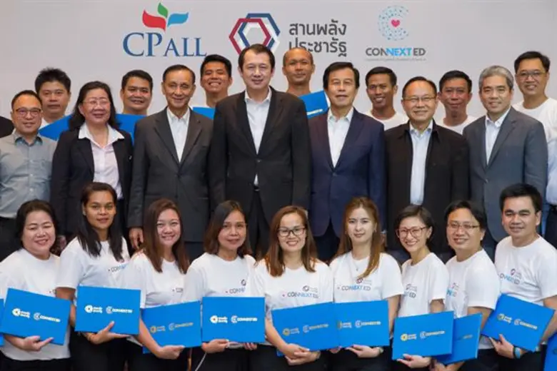 นายธานินทร์ บูรณมานิต (แถวที่ 2 กลาง) กรร...