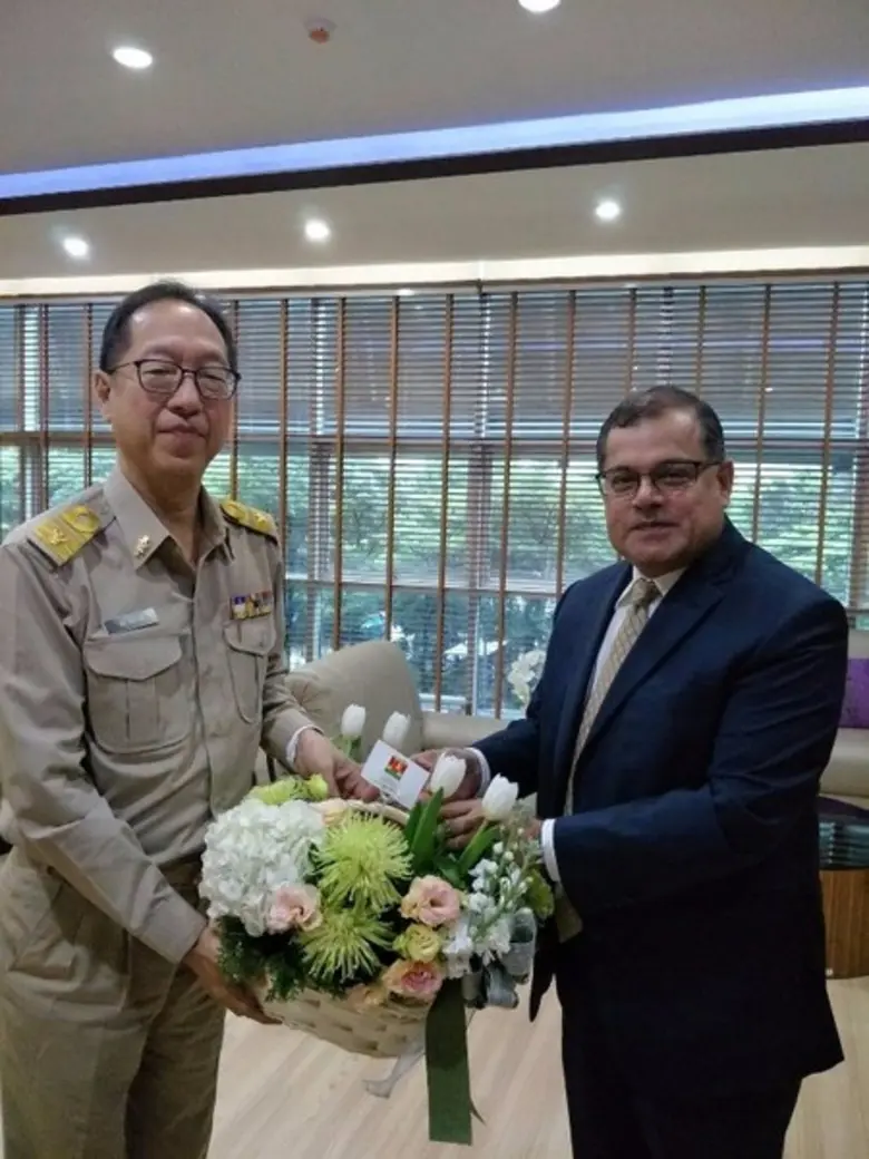 ดร.เบอร์ คาปูร์ (ขวา) ประธานฝ่ายปฎิบัติกา...