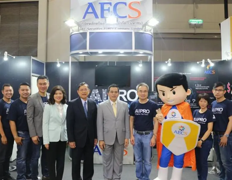 ดร.สมชัย สัจจพงษ์ (กลาง) ปลัดกระทรวงการคลัง พร้อมด้...