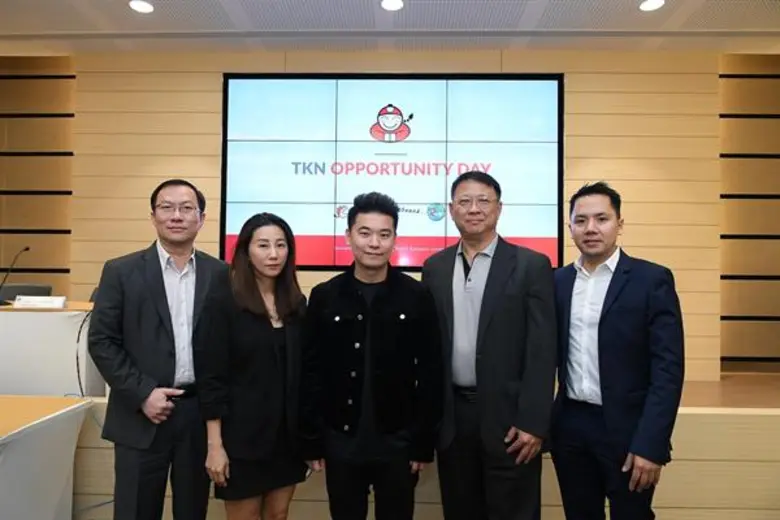 นายอิทธิพัทธ์ พีระเดชาพันธ์ (กลาง) ประธาน...