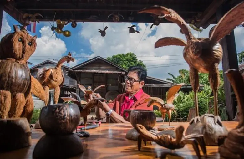 'รำตรด ตลาดโบราณ ภูมิปัญญาหม่อนไหม วิถีวัฒนธรรมข้ามพรมแดน’ ที่ชุมชนบ้านสนวนนอก อ.ห้วยราช จ.บุรีรัมย์