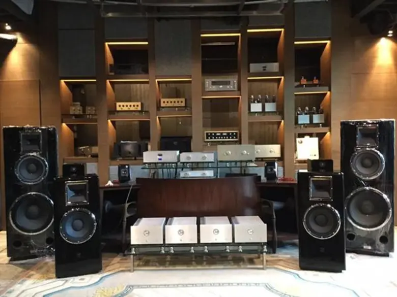 วันว่าง “คุณรชต” เจ้าพ่อวงการท่อสเตนเลส หลงใหลเครื่องเสียงหลัก “ล้าน”