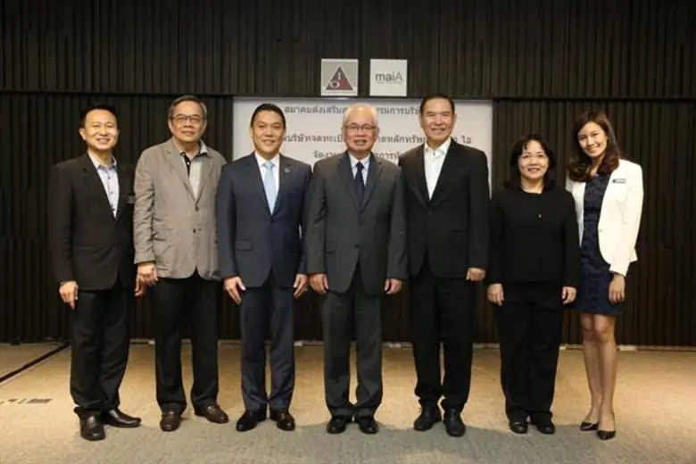 ดร.ชาญกฤช เดชวิทักษ์ (ที่ 3 จากซ้าย) นายก...