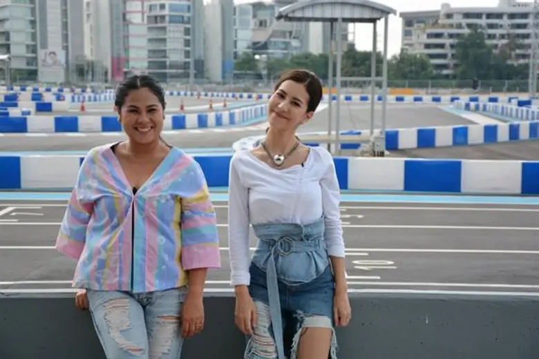 เปลี่ยนบรรยากาศมากระจายข่าวกันนอกสตูฯ สร้...