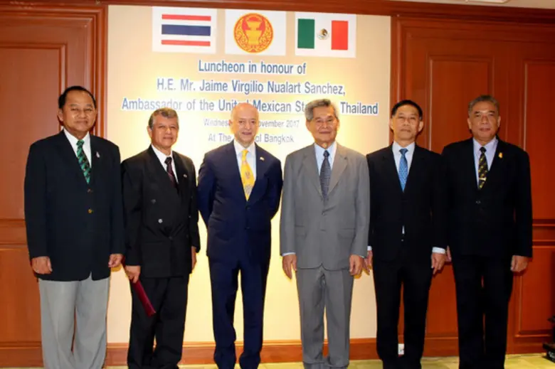 โกศล เพ็ชร์สุวรรณ์ (ที่ 4 จากซ้าย) สมาชิก...