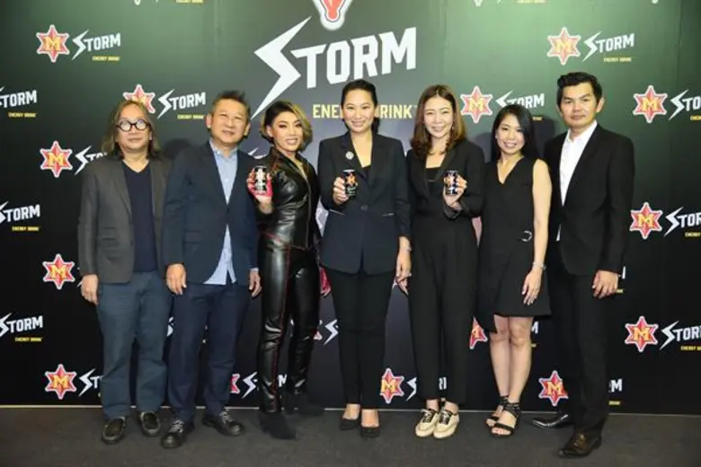 สุทิพา ปัญญามหาทรัพย์ (คนกลาง) ประธานเจ้า...