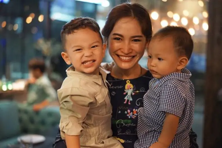 ถึงแม้จะทำงานทุกวัน แต่คุณแม่ลูกสอง "พลอย...