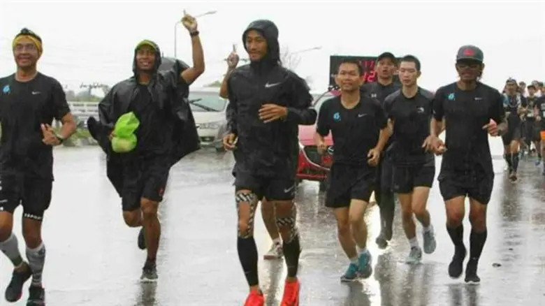 วันสมเด็จพระมหาธีรราชเจ้าปีนี้สุดพิเศษ “ตูน บอดี้สแลม”วิ่งโครงการ “ก้าวคนละก้าว”เพื่อหารายได้จัดซื้ออุปกรณ์การแพทย์