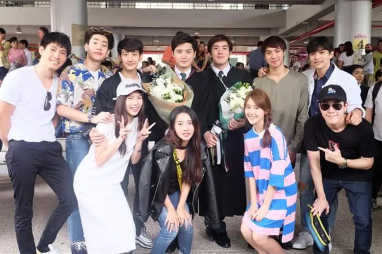 “คริส-เมฆ” สุดปลื้ม!!! คว้าปริญญา ม.เกษตร เพื่อนดารา แฟนคลับไทย-จีน แห่ร่วมยินดีคับคั่ง