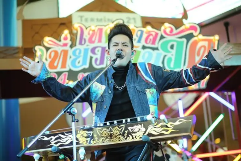 “โก้ – แพรว” รื่นเริงบันเทิงใจ หลงมนต์เสน่ห์งานวัดแบบย้อนยุค