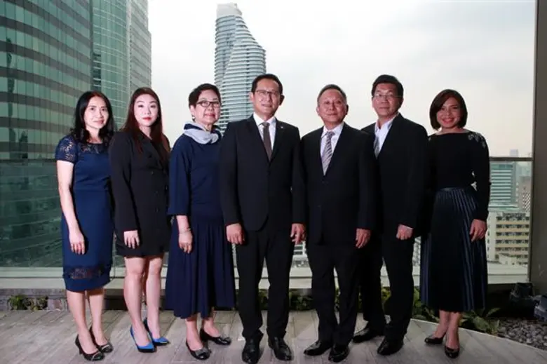 ชาย ศรีวิกรม์ (คนที่ 5 จากซ้าย) นายกสมาคม...