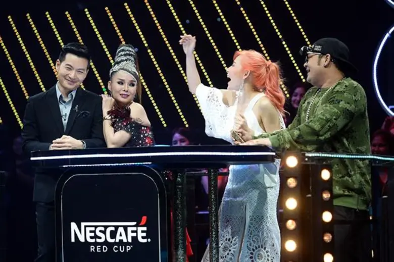 ทีวีไกด์: รายการ “ร้องแลก แจกเงิน Singer Takes It All” (ซิงเกอร์ เทคอิท ออล) ราชินีหมอลำซิ่ง “บัวผัน ทังโส” ถูกใจแรง กระแทกคะแนนรัว ผู้เข้าแข่งขันแม่ลูกอ่อนสุดสะเด็ด