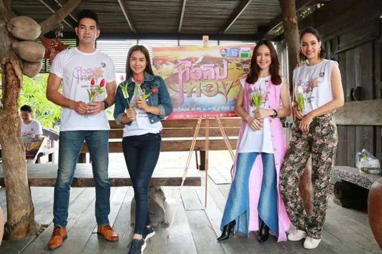 “เอก รังสิโรจน์” ควง 3 สาวจาก “ทิวลิปทอง” ออกพบปะแฟน ๆ อย่างใกล้ชิด เรียกเสียงกรี๊ดสนั่น ตลาดบางน้ำผึ้ง