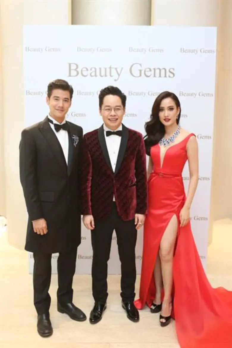 “มาริโอ้” เซอร์ไพรส์ “แต้ว” สวมสร้อยไพลินล้อมเพชร 500 กะรัต สุดเลอค่าฝีมือคนไทย