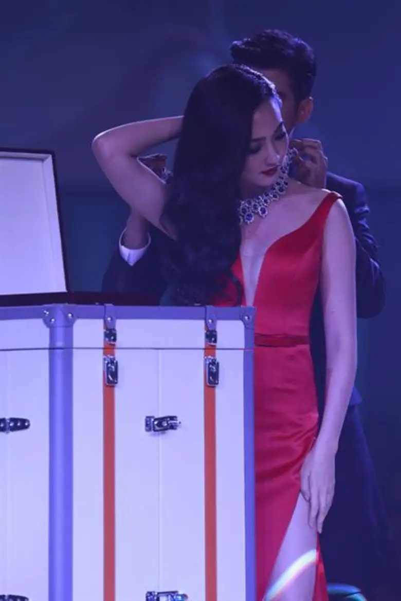 “มาริโอ้” เซอร์ไพรส์ “แต้ว” สวมสร้อยไพลินล้อมเพชร 500 กะรัต สุดเลอค่าฝีมือคนไทย