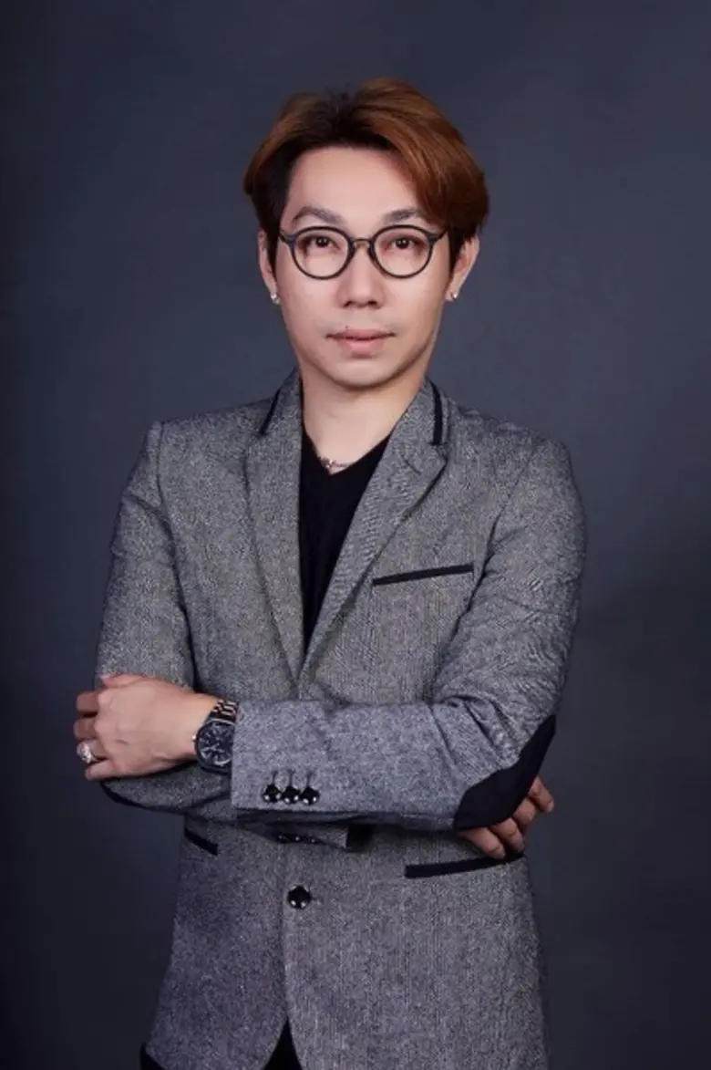 โรบินสัน มหาชัย แท็กทีมดาราและเมคอัพอาร์ทิสต์ชื่อดัง ปฏิบัติภารกิจเมคโอเวอร์ ที่ช็อป 'HELLO BEAUTY’