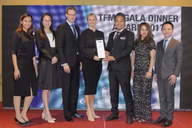 ชารอน ไวท์ (กลาง) ผู้อำนวยการฝ่ายวางแผนกล...