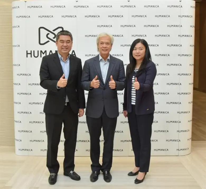 คุณสุนทร เด่นธรรม (กลาง) ประธานเจ้าหน้าที...