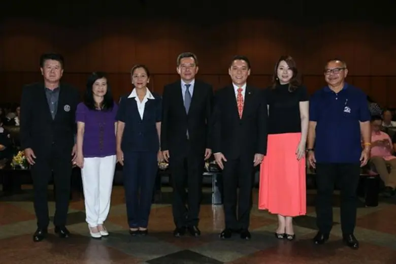 ดร.ชาญกฤช เดชวิทักษ์ (ที่ 3 จากขวา) ประธา...