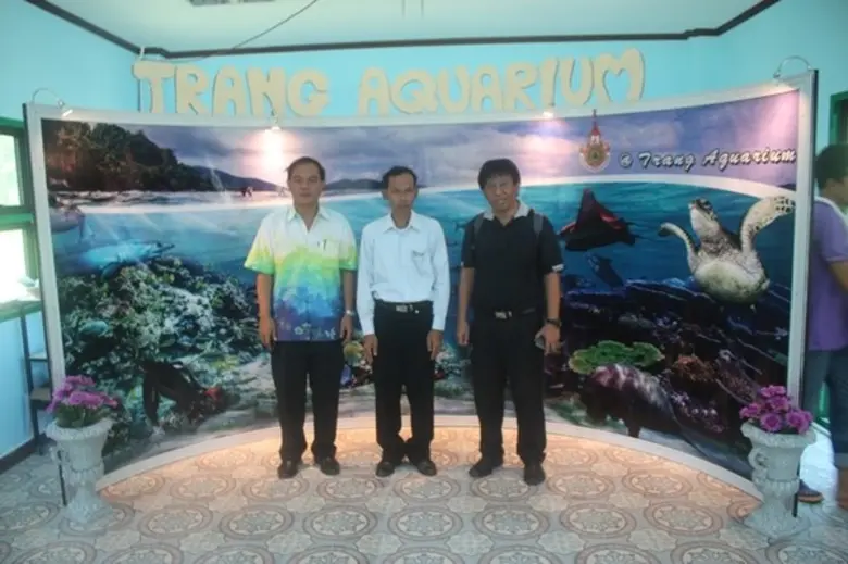 นายอำเภอสิเกาเข้าเยี่ยมชมพิพิธภัณฑ์สัตว์น้ำฯ เพื่อวางแผนนำของดีสิเกาไปจัดในงานฉลองรัฐฯ