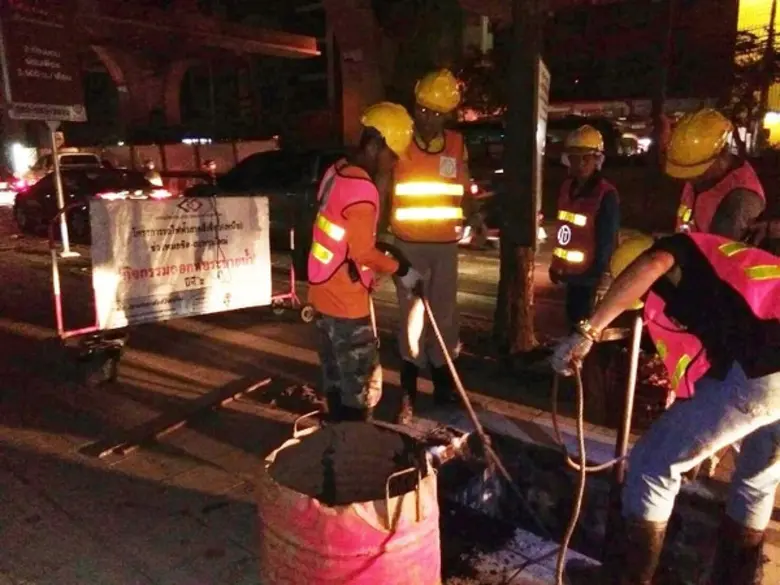 การรถไฟฟ้าขนส่งมวลชนแห่งประเทศไทย (รฟม.) จัดกิจกรรม“ลอกท่อระบายน้ำเพื่อคนที่เรารัก ปีที่ 2” บริเวณสถานีศรีปทุม สถานีห้าแยกลาดพร้าว และสถานีพหลโยธิน 24