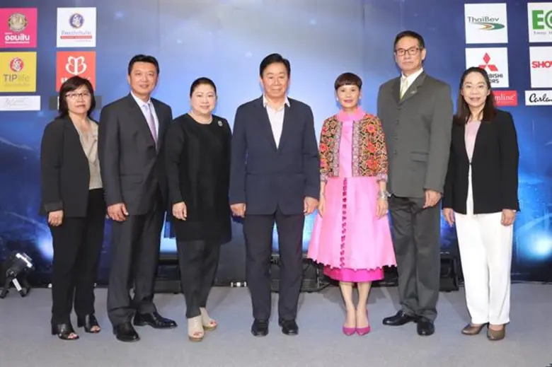 สมใจนึก เองตระกูล (คนกลาง) ประธานที่ปรึกษ...