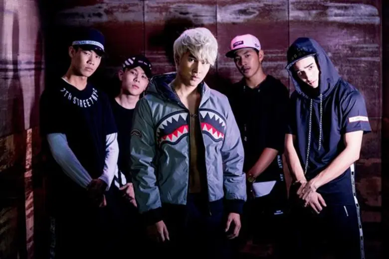 เคยฝากผลงานซิงเกิ้ลเดี่ยว รักไม่ให้เธอพัก...