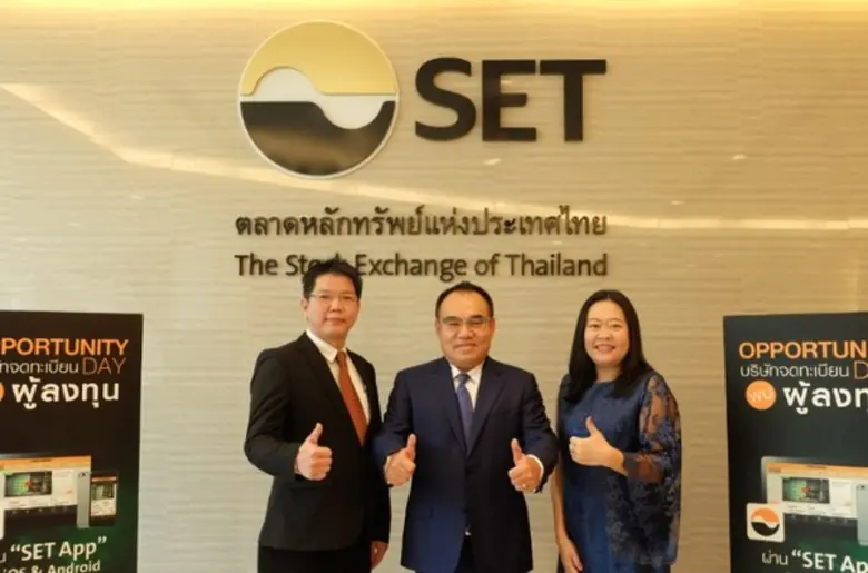 ดร.วิทยา อินาลา (คนกลาง) ประธานเจ้าหน้าที...