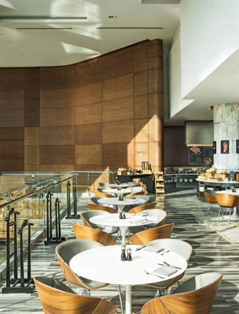 อิ่มอร่อยอย่างมีระดับกับบุฟเฟ่ต์อาหารนานาชาติ พร้อมพบกับโปรโมชั่นอาหารทะเลคุณภาพพรีเมียมนำเข้าจากอลาสก้า ณ ห้องอาหารเลเทส เรซิพี โรงแรมเลอ เมอริเดียน กรุงเทพ