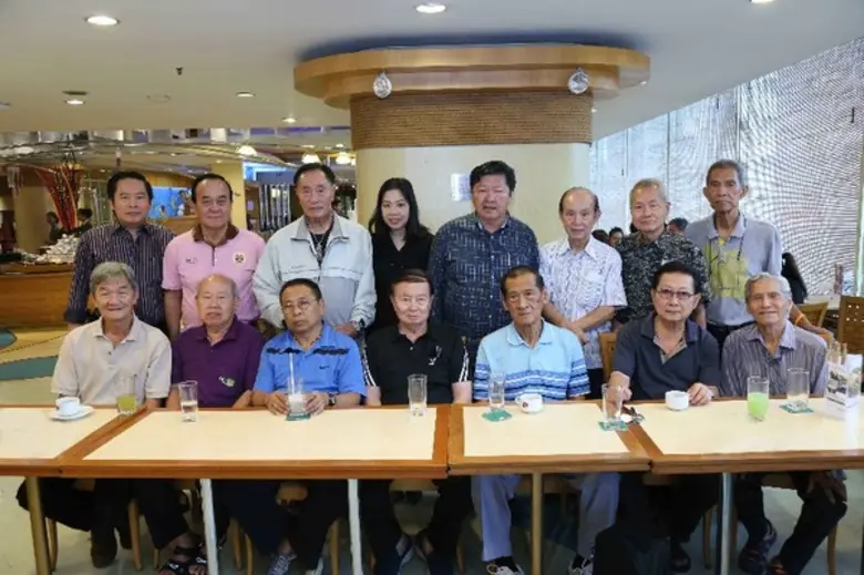 สุวิทย์ โสรัจชนะ นำทีมเพื่อนๆ ชมรมช่างภาพ...