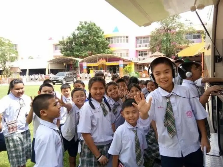 R Radio Network สถานีวิทยุภายใต้สังกัด ศูนย์เทคโนโล...