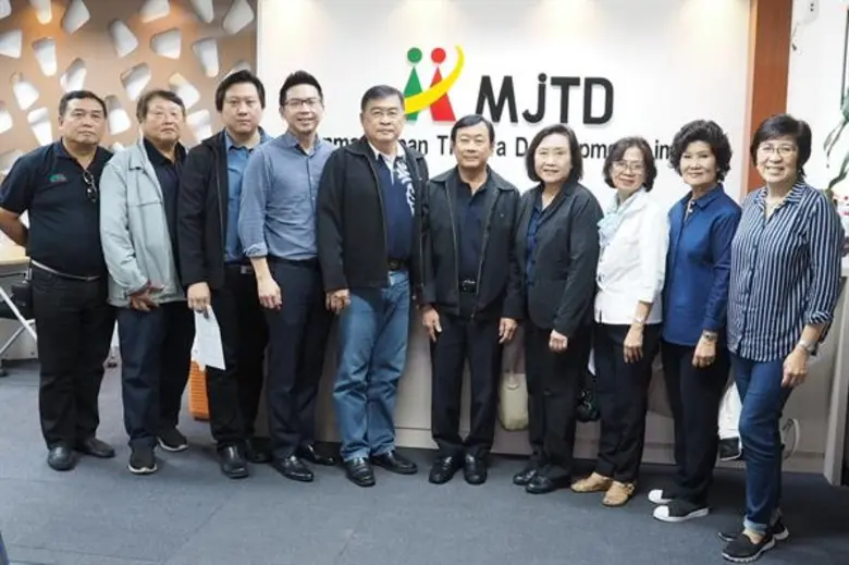 คุณนพพล มิลินทางกูร (ที่ 5 จากขวา) ประธาน...