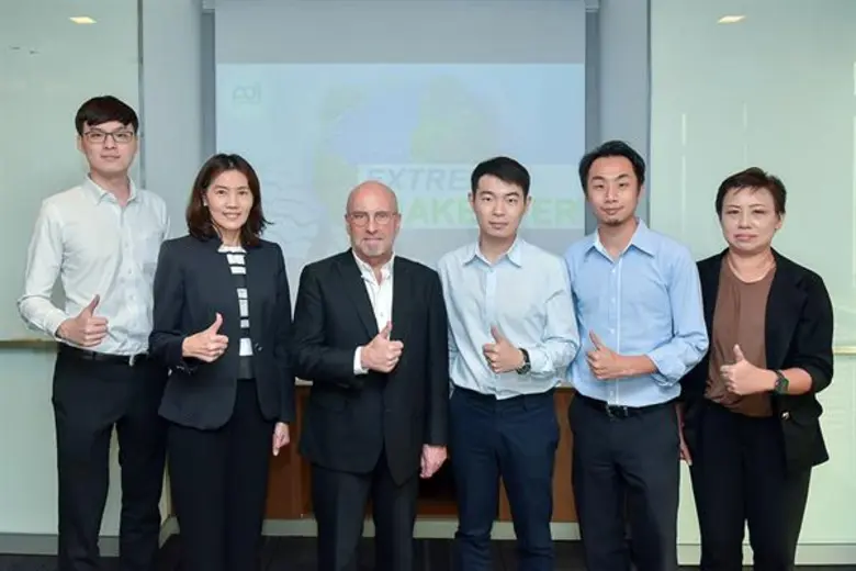 คุณฟรานซิส แวนเบลเลน (ที่ 3 จากซ้าย) กรรม...