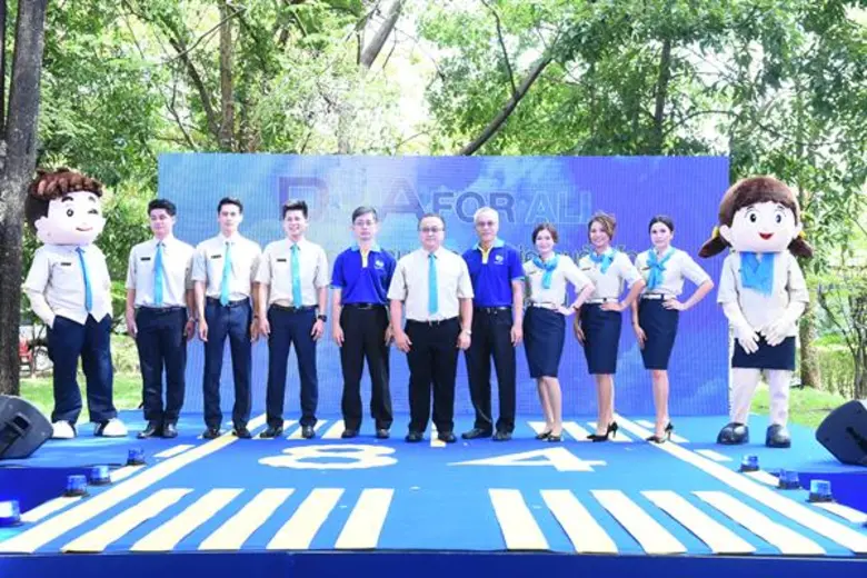 นายดรุณ แสงฉาย อธิบดีกรมท่าอากาศยาน (กลาง...