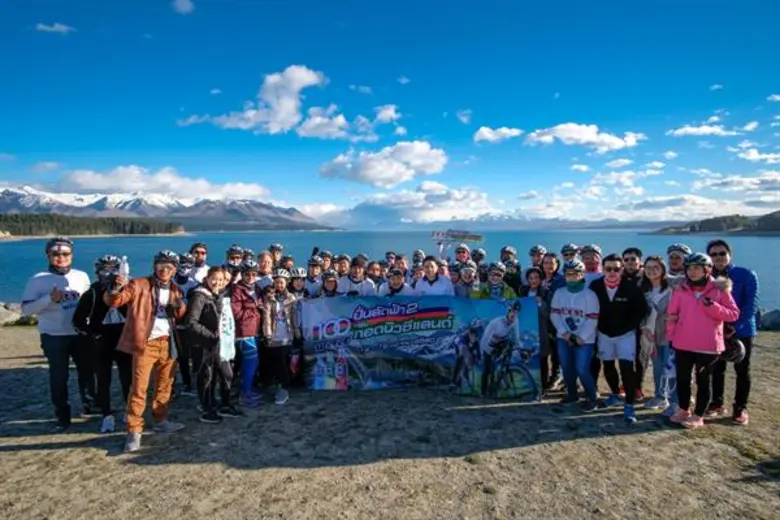 "ตูน บอดี้สแลม – โจอี้ บอย” แท็กทีมเปิดประสบการณ์ซ่าสุดแอ็คทีฟ ที่ดินแดนสุดขอบโลกกับ “100พลัส ปั่นลัดฟ้า 2 ตอนกอดนิวซีแลนด์”